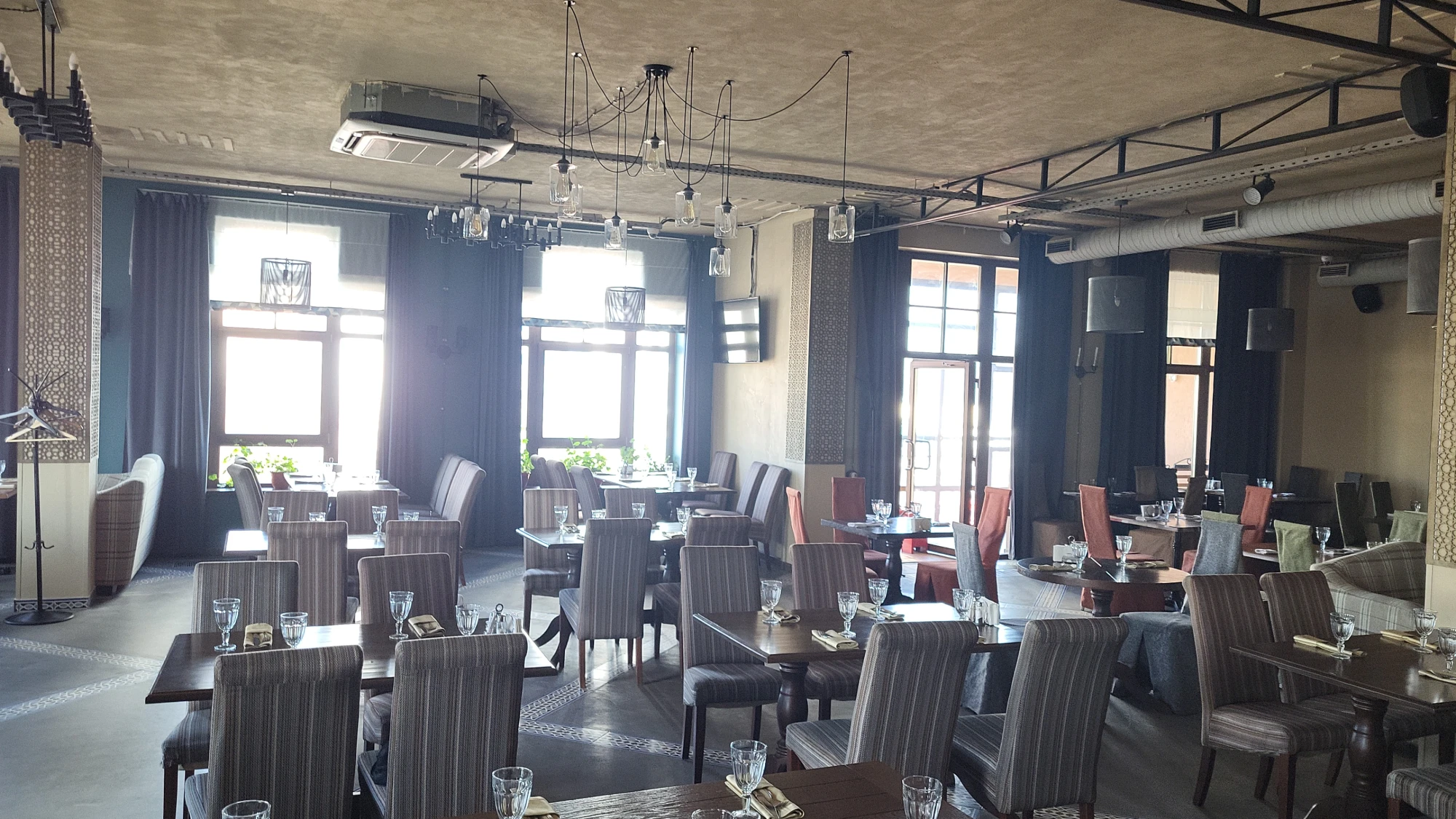 HoReCa: текстильные решения для ресторанов HoReCa: текстильные решения для ресторанов - Как увеличить выручку ресторана на 25-40% с помощью мягких окон и текстиля. Кейсы, требования Роспотребнадзора, окупаемость за 12 дней (readbook) - ВЕРАНДА ДЕКОР